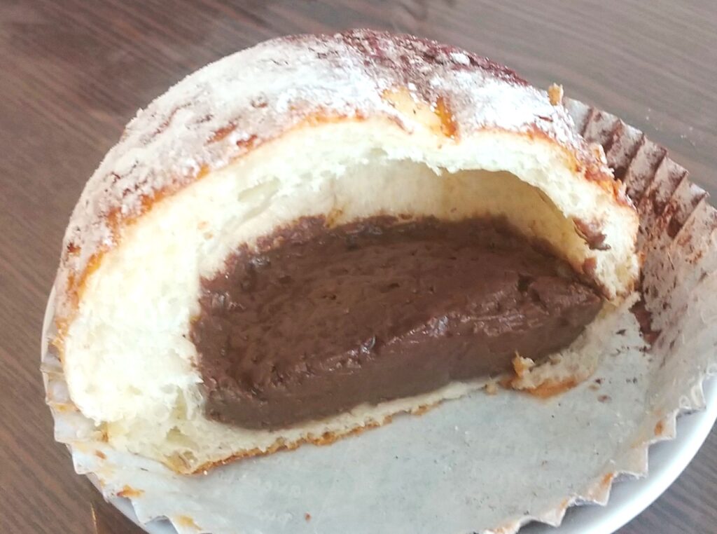 Cross section of Fournier chocolate cream