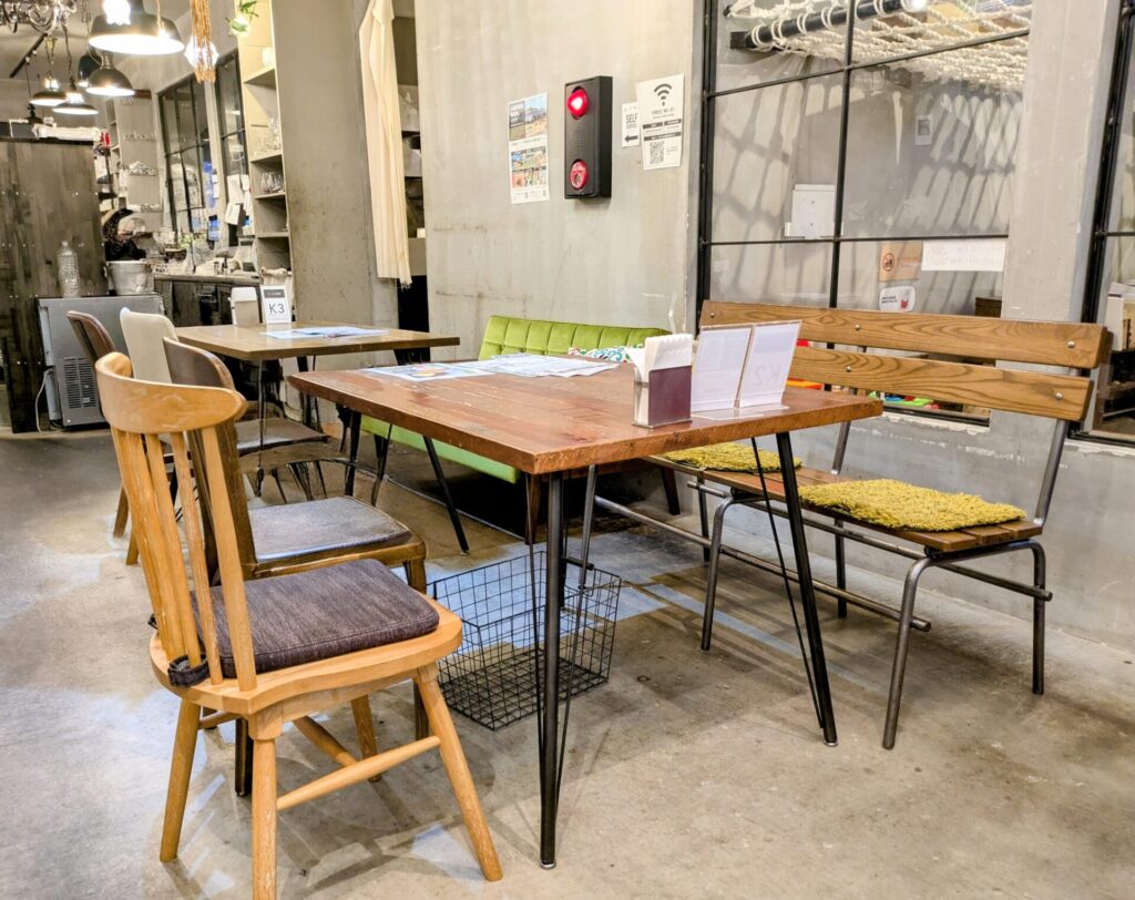 ANTIQUA TREE CAFE table