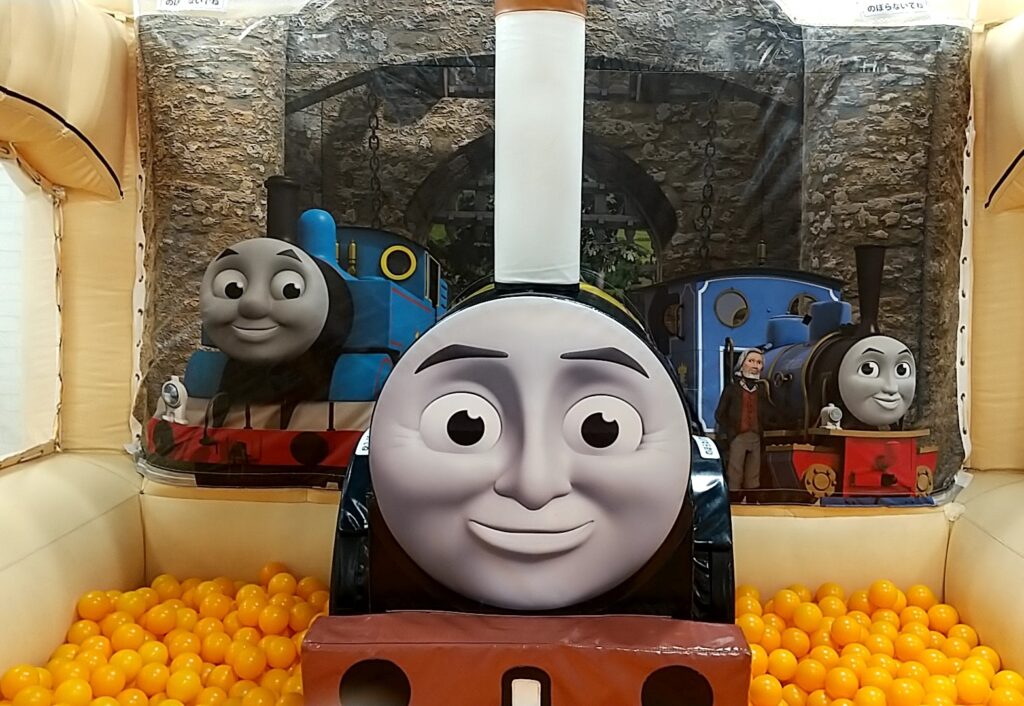 Thomas Station - Inside the ball pool