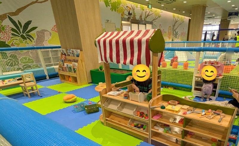 kidslandus_playing house