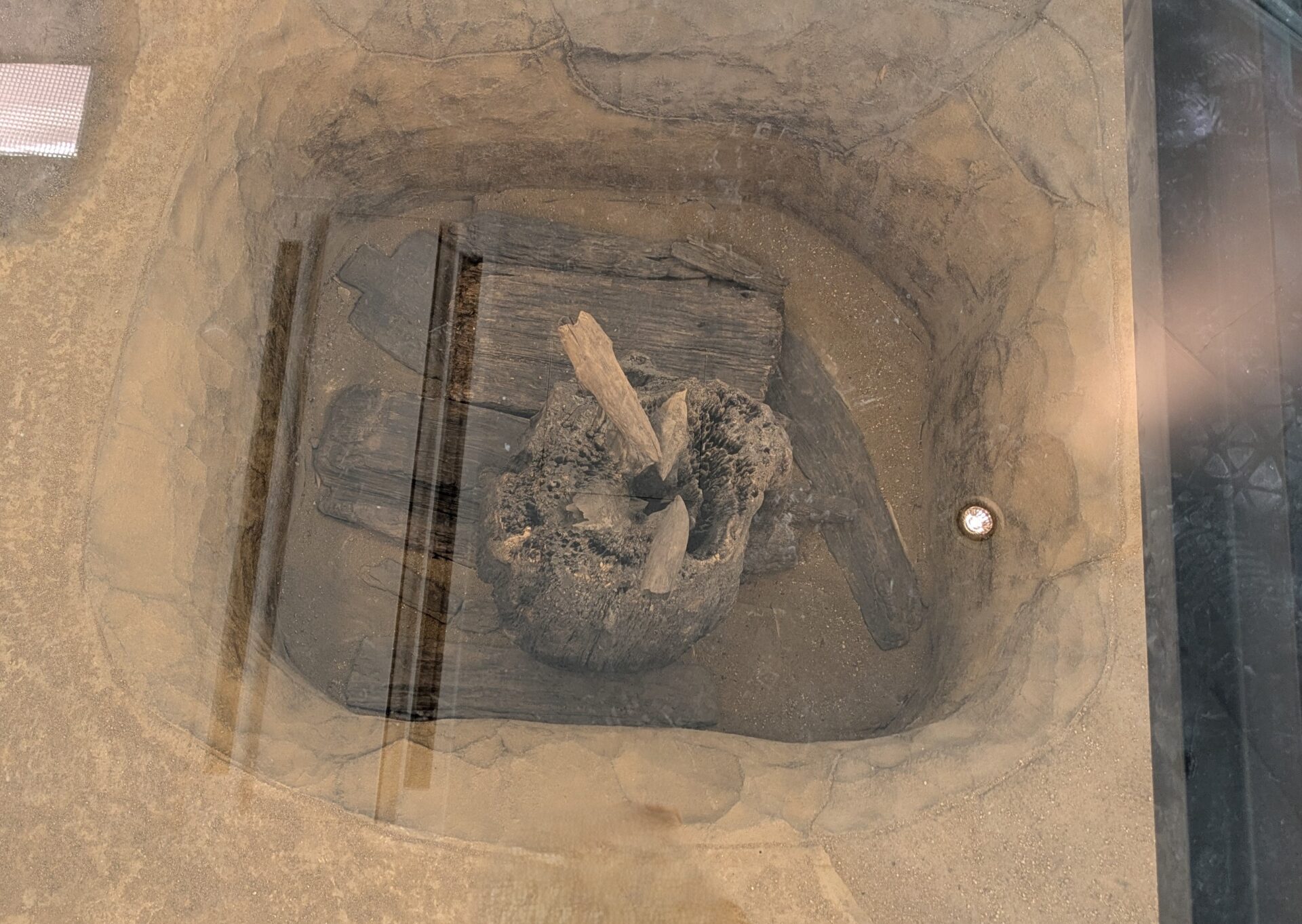 yayoigaku_exhibition-Hall_pillar remains